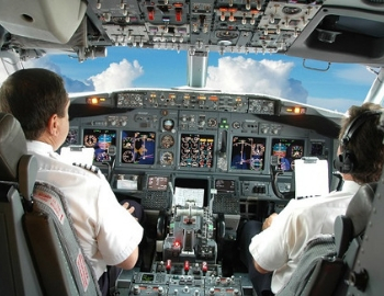 estudia la carrera de piloto aviador
