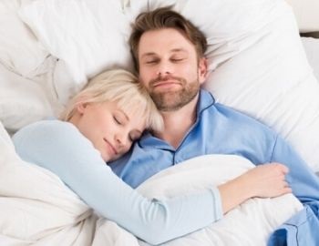 dormir abrazados